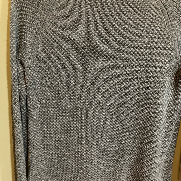 Old navy size small it's greenish gray color it has small splits on side - Picture 5 of 8